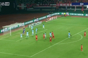 梅州扳回一个！奥马尔松门前乱战中补射得手，梅州1-2大连