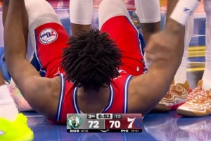 过分了嗷！小白冲抢恩比德犯规 恩比德直接作出投篮姿势&夸张摔倒