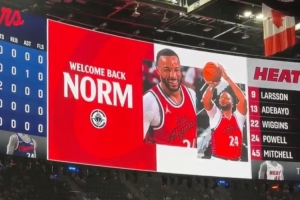 重回洛杉矶！快船主场播放视频致敬鲍威尔 后者鼓掌致谢