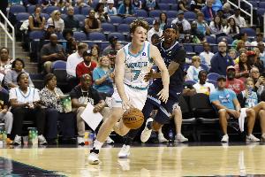 可圈可点！4号秀克尼佩尔半场8中4拿到13分6板 三分5中2