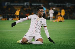 强！埃斯特旺成唯一在18岁或更年轻时连续两场欧冠进球的南美球员