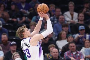 效率一般！马尔卡宁上半场14中5拿到12分 两度被斯图尔特大帽