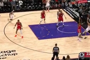 标志性动作！布克底线单吃对手 后转身翻身后仰跳投命中