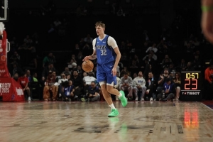 阿里纳斯谈弗拉格：基德也让字母打控卫 看看现在的字母吧