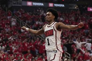 字母哥谈阿门关键抢断：他阅读防守能力出色 能迅速覆盖防守区域