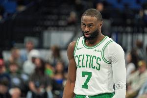 不够亮眼！杰伦·布朗上半场11中5得12分1板1助 没有三分出手