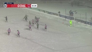 踢雪球？加拿大联赛决赛暴雪中举行，漫天雪花草地全白啥都看不见