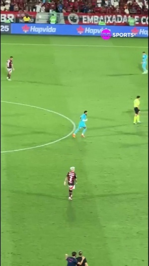 啊这…内马尔从中场跑回禁区开球，队友接球一脚踢远使他摊手不满