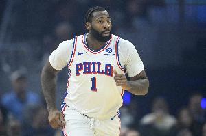 急眼了还！沃尔什抢德拉蒙德球 后者直接扔球打人吃T