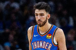 切特：自己不仅在学着努力拼搏 也在学着要打得聪明