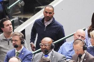 Lowe：解雇哈里森没解决根本问题 或许交易浓眉是解决办法