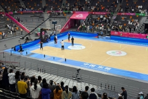 今晚金牌赛！媒体人晒照：胡明轩和徐杰 又是最早出来热身的两个