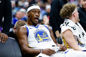 路走宽了！巴特勒篮下给球队老大波杰姆斯基让篮板