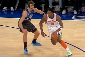 开场刚过3分钟！小瓦格纳切球阿努诺比被吹犯规 魔术挑战成功