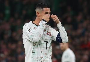 马丁内斯：C罗无暴力行为只是想挣脱拉他的人 镜头放大了实际情况