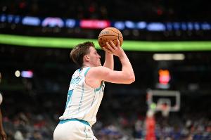 【菜鸟】克尼佩尔32分生涯新高 费尔斯19分8断 埃奇库姆18分7板