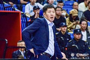 丁伟：40多岁时我执教水平太差 指挥不了JR·史密斯这种大腕