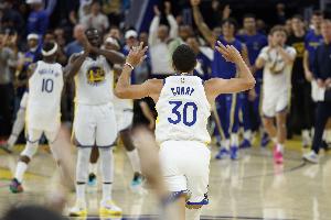 键盘侠|库里若有巨星哨就是GOAT！库日天的勇士是年轻强队试金石