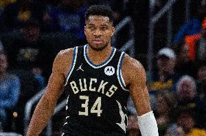 出手信心满满！字母哥中距离单挑翻身后仰中投 直接三不沾进加时