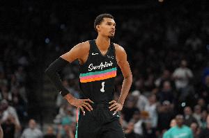 先扔天上再说！文班突破急中生智 离谱超高自抛自扣打停勇士