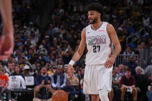 今天是主攻手！穆雷上半场17次出手命中7球 三分5中1砍下17分3助