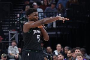 大陀螺！爱德华兹拿球连续转身 晃开防守上篮打中