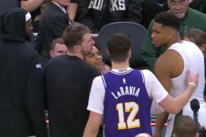 ️大气！脱了球衣的字母哥拿走球 直接递给了东契奇