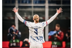 迎来国家队生涯首次大赛⚽哈兰德社媒庆祝晋级世界杯：终于！