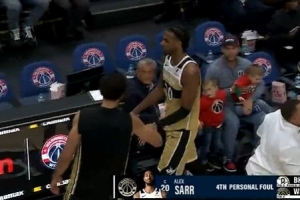 冒失！萨尔再被吹防守犯规 半场没打完已经4犯在身