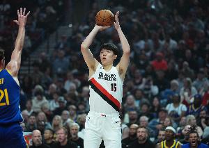 三分再轰！杨瀚森关键时刻连中两记三分 追到1分分差！