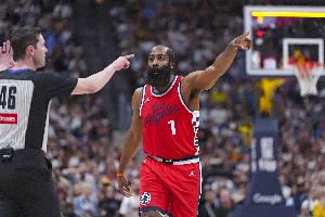 拼尽全力！哈登连中三分追到1分 但时间仅剩2秒