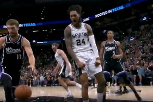 你还能这么扣！瓦塞尔中路突破垫步起飞 单臂战斧隔扣小萨！