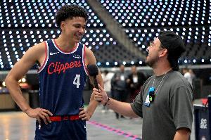 有这自信！科比·桑德斯不等队友落位直接出手大号三分命中