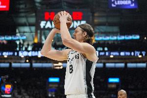 无处不在！奥利尼克上篮得手后抢断灰熊发球 强攻再造杀伤