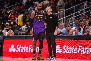 雷迪克：詹姆斯首秀体能超预期 今天若球队需要他本可打完比赛